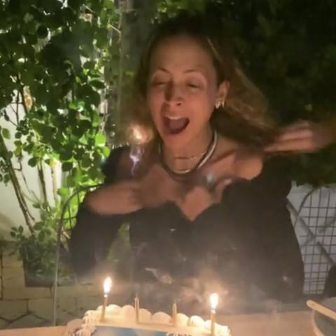 النيران تشتعل في شعر نيكول ريتشي أثناء إطفاء شموع عيد ميلادها الأربعين
