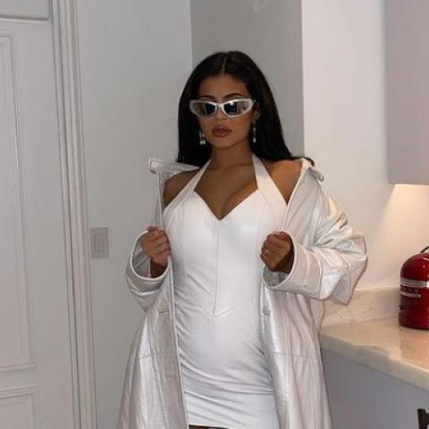 كايلي جينر بالأبيض بعد إعلان حملها