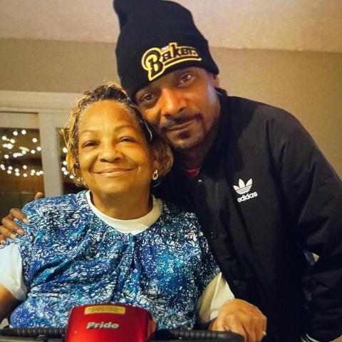 سنوب دوغ ووالدته بيفرلي تاتي - انستغرام @snoopdogg