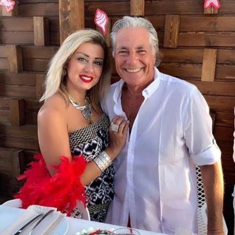 مصطفى فهمي وزوجته - الصورة من  السوشيال ميديا