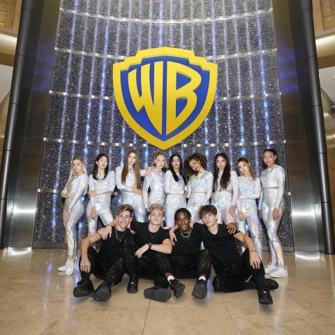 &quot;ناو يونايتد&quot; تطلق فيديو موسيقي جديد مصور في &quot;عالم وارنر براذرز أبوظبي&quot;