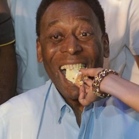 بيليه يشكر جمهوره على إحتفالهم بعيد ميلاده الـ81