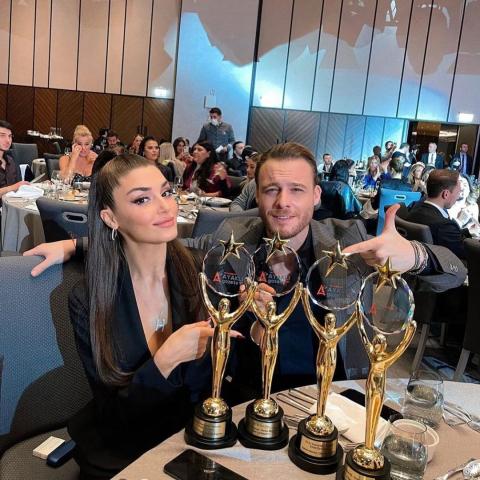 كرم بورسين وهاندا أرتشيل - صورة من AYAKLI GAZETE على إنستغرام