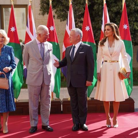 الملك عبدالله الثاني والملكة رانيا خلال استقبال الأمير تشارلز وزوجته كاميلا