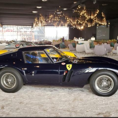 سيارة فيراري في معرض الرياض للسيارات