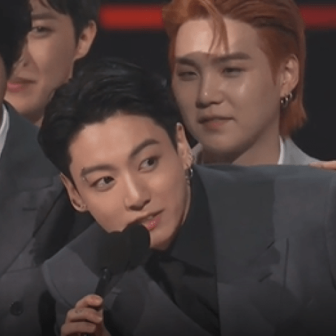 جونغكوك مع أفراد BTS في حفل الـAMAs - انستغرام @amas