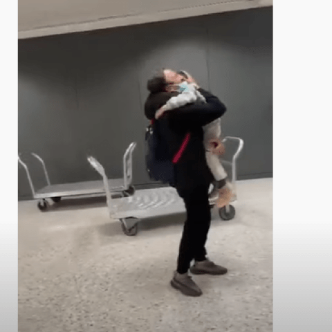 قصي خولي مع ابنه في المطار