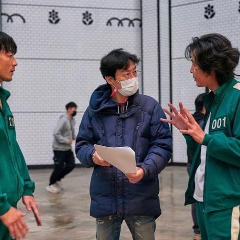 مخرج مسلسل Squid Game مع فريق العمل - انستغرام @hoooooyeony