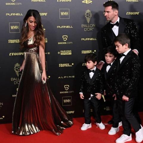 ليونيل ميسي مع أبنائه وزوجته أنتونيلا - صورة من إنستغرام @antonelaroccuzzo