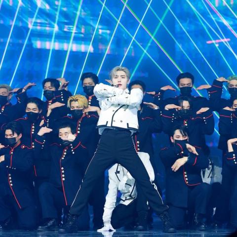 فرقة ENHYPEN من الحفل _ صورة من إنستغرام melon_music