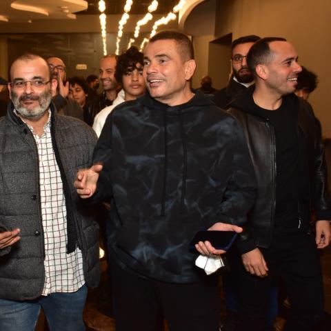 زيارة عمرو دياب لأيمن بهجت قمر وأسرة مسرحية &quot;في نص الليل&quot;