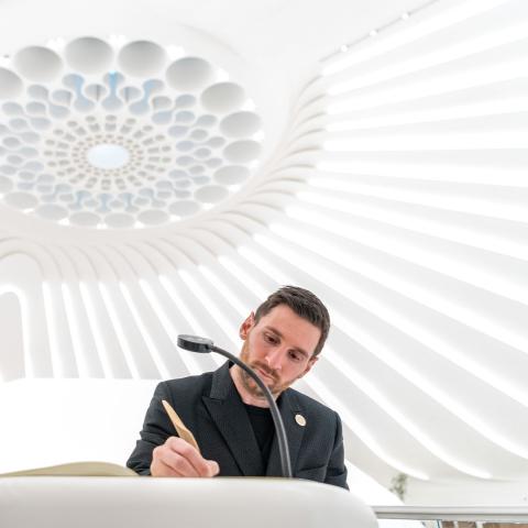 ميسي في جناح الإمارات في إكسبو 2020