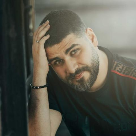 محمد المجذوب يُبعد عائلته عن السوشيال ميديا