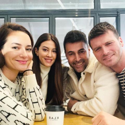 كيفانش تاتليتوغ وباشاك ديزر في مقهى صديقيهما - صورة من انستغرام