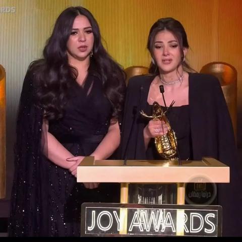 دنيا وايمي سمير غانم خلال حفل Joy Awards