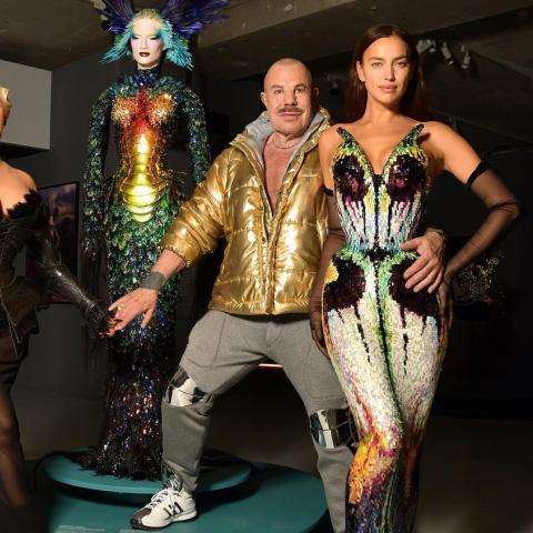 تيري موغلير يتوسط ارينا شايك وكاردي بي