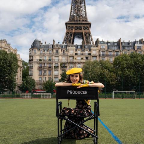 ليلي كولينز - صورة من انستغرام @Emily In Paris