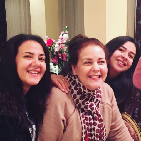 إيمي ودنيا سمير غانم مع والدتها الراحلة دلال عبد العزيز