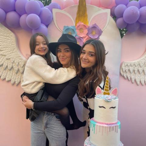 ليلى وملك ومنى أحمد زاهر