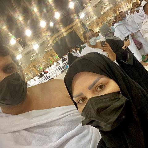 ديانا كرزون وزوجها يؤديان العمرة- الصورة من انستغرام