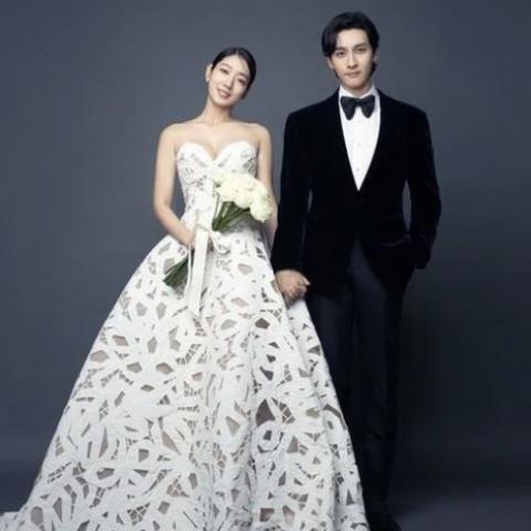 بارك شين هاي وتشوي تاي جون في جلسة التصوير قبل الزفاف