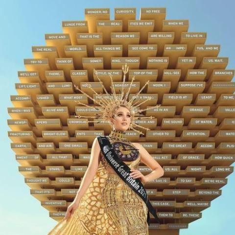Emma Rose ومعالم لندن في تصميم أيقوني لـ منال عجاج