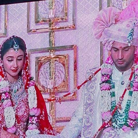 جاي أنمول أمباني وعروسه - صورة من السوشيال ميديا