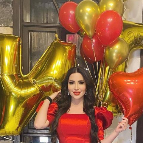 نسرين طافش متفاجئة بقالب الكيك في عيد ميلادها