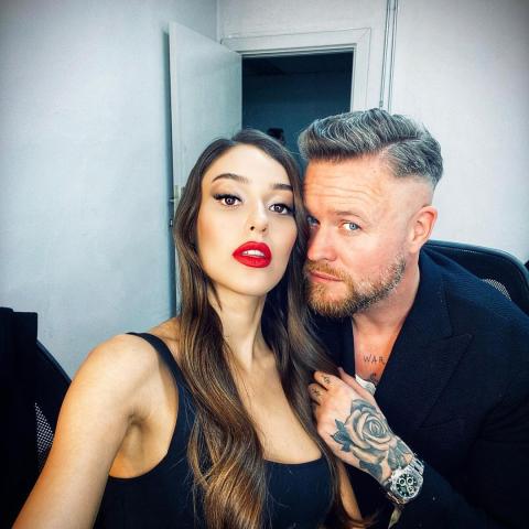 ديلان دينير بطلة مسلسل &quot;الحفرة&quot; مع خطيبها - صورة من انستغرام