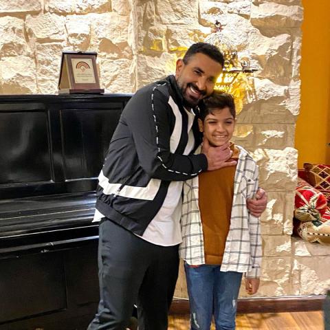 أحمد سعد والطفل محمد أسامة - صورة من انستغرام
