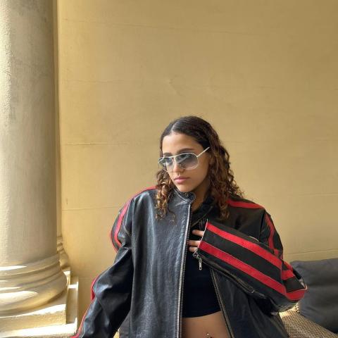 جنى عمرو دياب بجاكيت ونظارة والدها- انستغرام @janadiab_