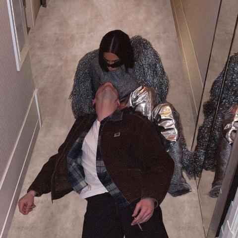 كيم كارداشيان تعلن رسميًا عن علاقتها مع بيت ديفيدسون بعد أن أصبحت عازبة قانونيًا