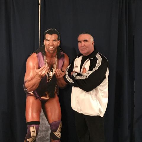 سكوت هول مع صورة له- انستغرام @realscotthall