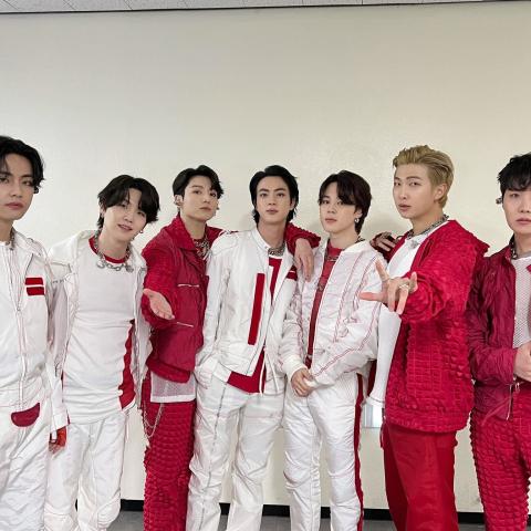 صورة من حساب فرقة BTS على تويتر