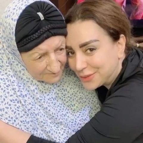 شكران مرتجى مع والدتها الراحلة