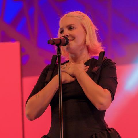 Anne-Marie في حفل القرية العالمية دبي