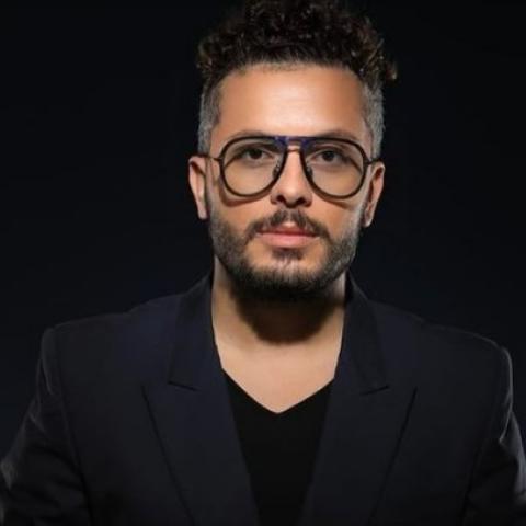 حاتم عمور يغازل زوجته أمام الجمهور
