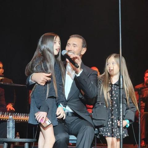 كاظم الساهر وأحفاده - صورة من إنستغرام