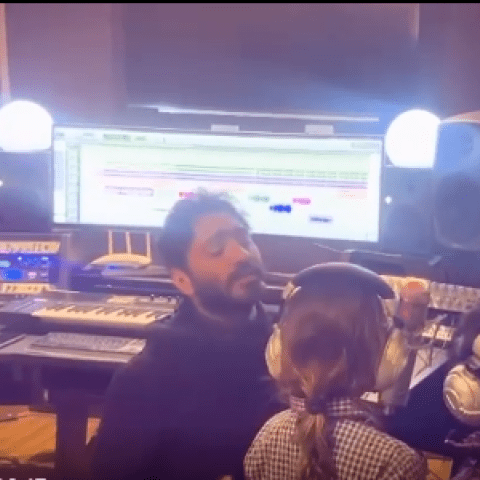 تامر حسني مع ابنتيه من الفيديو في الاستوديو - انستغرام @tamerhosny