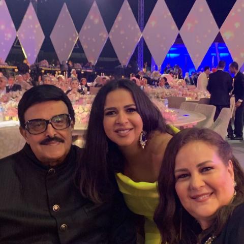 إيمي سمير غانم بين والدها الراحلين - صورة من انستقرام