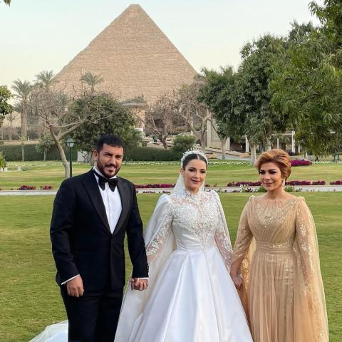 شام الذهبي تتوسط والدتها أصالة وفائق حسن