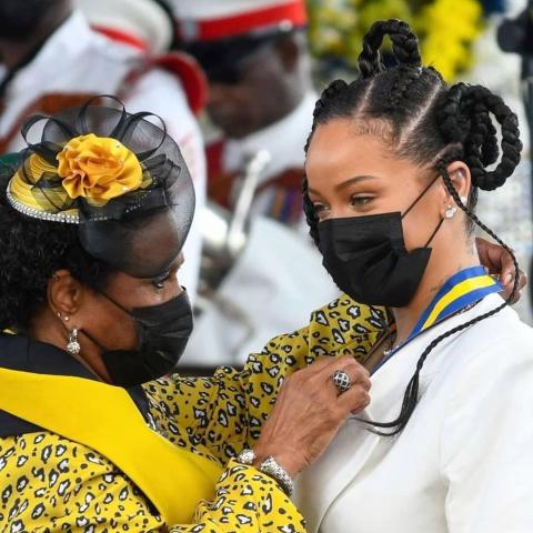 ريهانا لحظة منحها لقب &quot;بطلة قومية&quot; في باربادوس- انستغرام @badgarlili