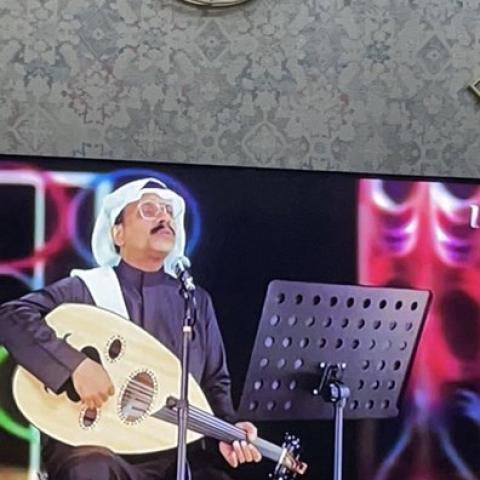 حبيب الحبيب خلال تقليده للراحل طلال مداح - صورة من تويتر