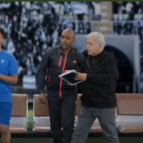 خالد الفراج خلال تقليده مورينهو في ستوديو 22