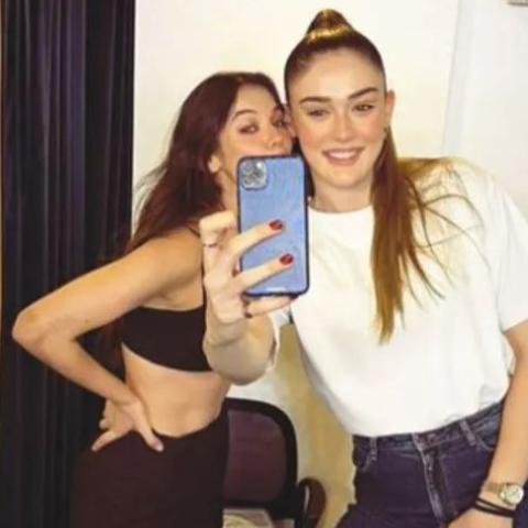 زهرة غونيس وبينار دنيز - صورة معدلة من السوشيال ميديا