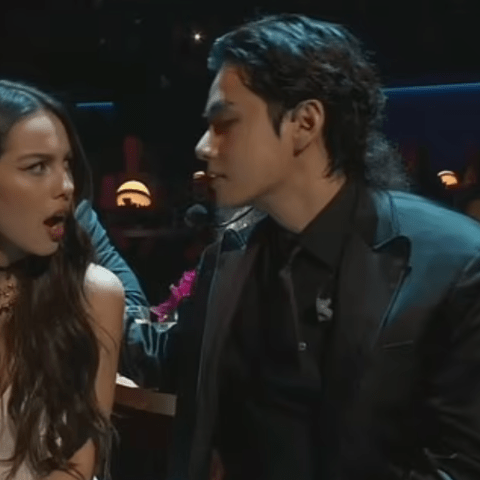 V من BTS وأوليفيا رودريغو- الصورة من فيديو الحفل الي أذاعته CBS