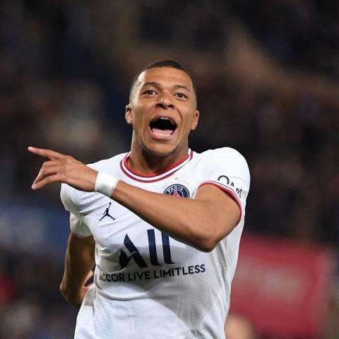 كيليان مبابي يحسم قراره بالبقاء مع باريس سان جيرمان