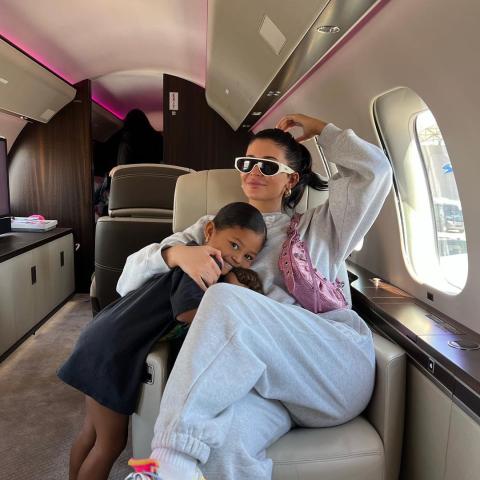 كايلي جينر مع ابنتها ستورمي  - انستغرام @kyliejenner