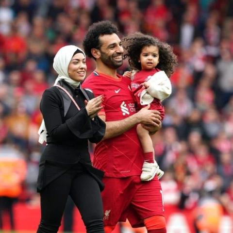محمد صلاح وزوجته ماجي وابنته - الصورة من تويتر