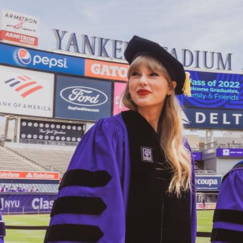 تايلور سويفت - صورة من حساب @nyuniversity على تويتر